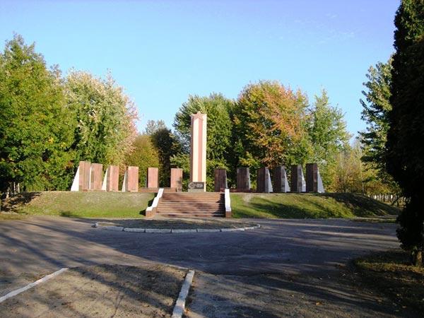 Меморіальний комплекс на честь 1232 воїнів-земляків, які загинули в роки Великої Вітчизняної війни 1941-1945 рр., м. Корюківка